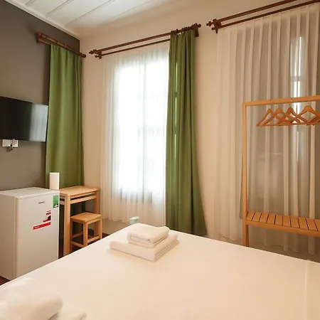 Defne Ayvalı